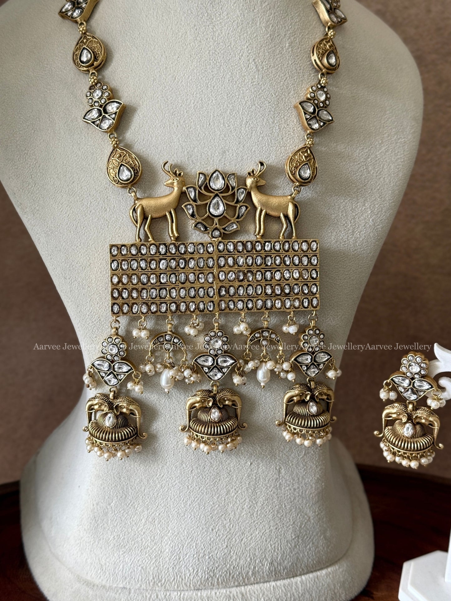 JADAU KUNDAN DEER & LOTUS MOTIF NECKLACE SET WITH WHITE STONES & PEARLS
