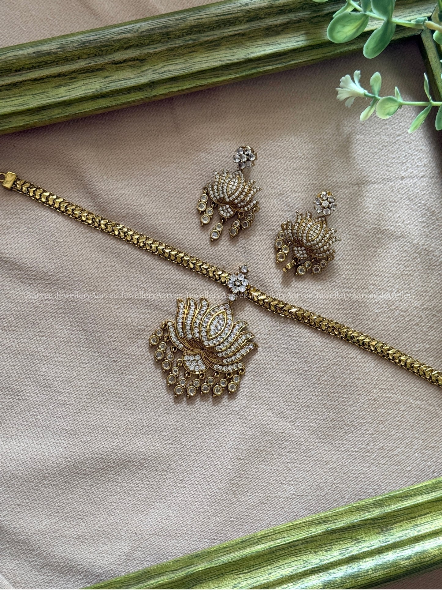 ANTIQUE GOLD CHAIN WITH WHITE STONES LOTUS PENDANT SET