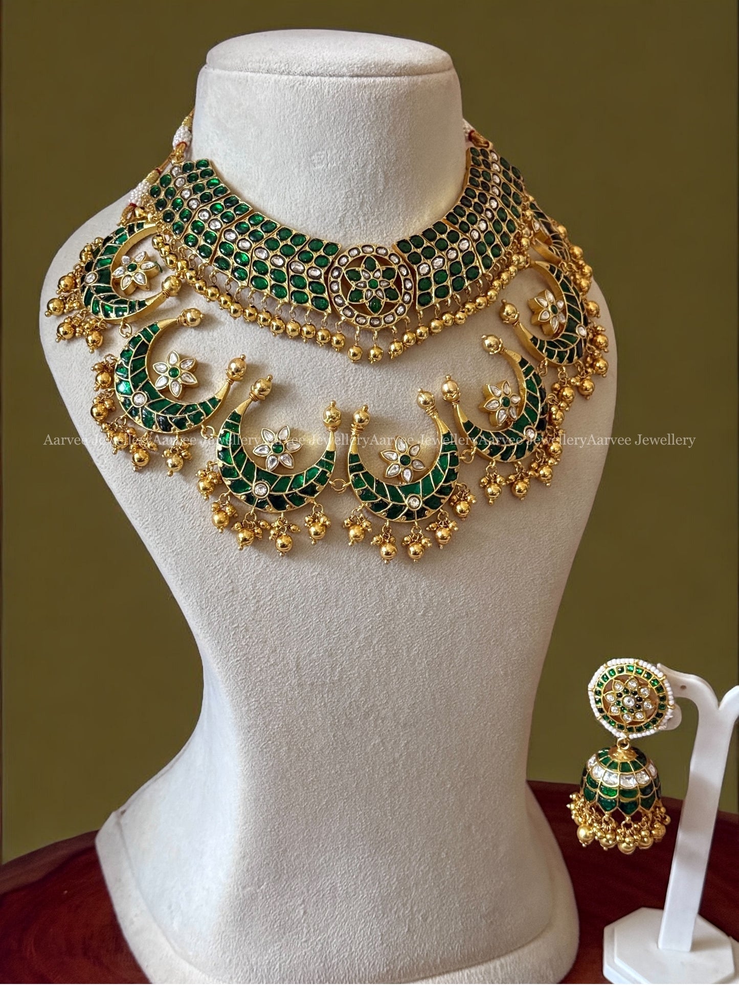 JADAU KUNDAN STATEMENT SEMI BRIDAL JEWELLERY | GREEN STONE BUTTA CHOKER & GREEN CHAND NECKLACE WITH BUTTA JHUMKI IN GOLD BEADS