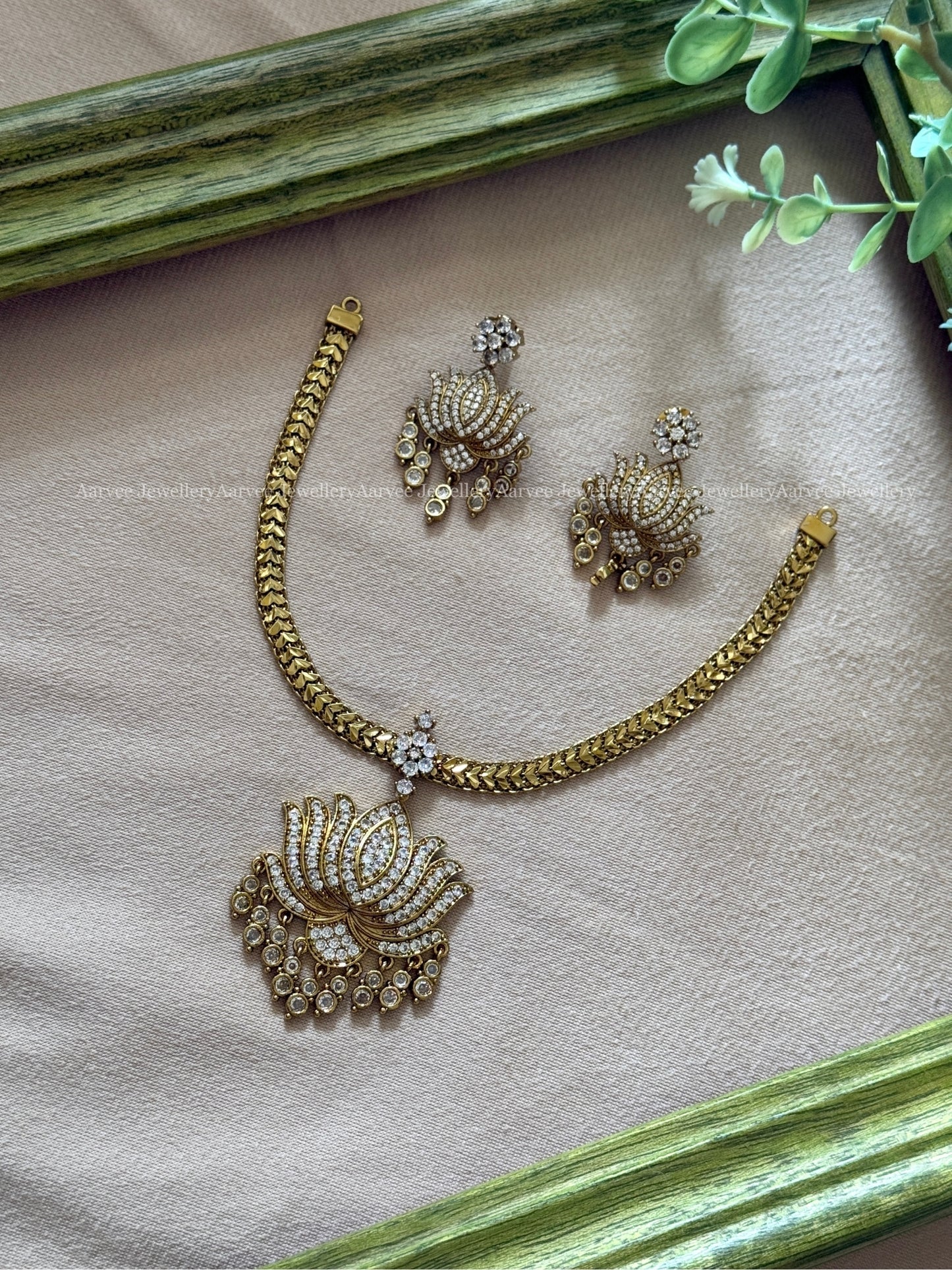 ANTIQUE GOLD CHAIN WITH WHITE STONES LOTUS PENDANT SET