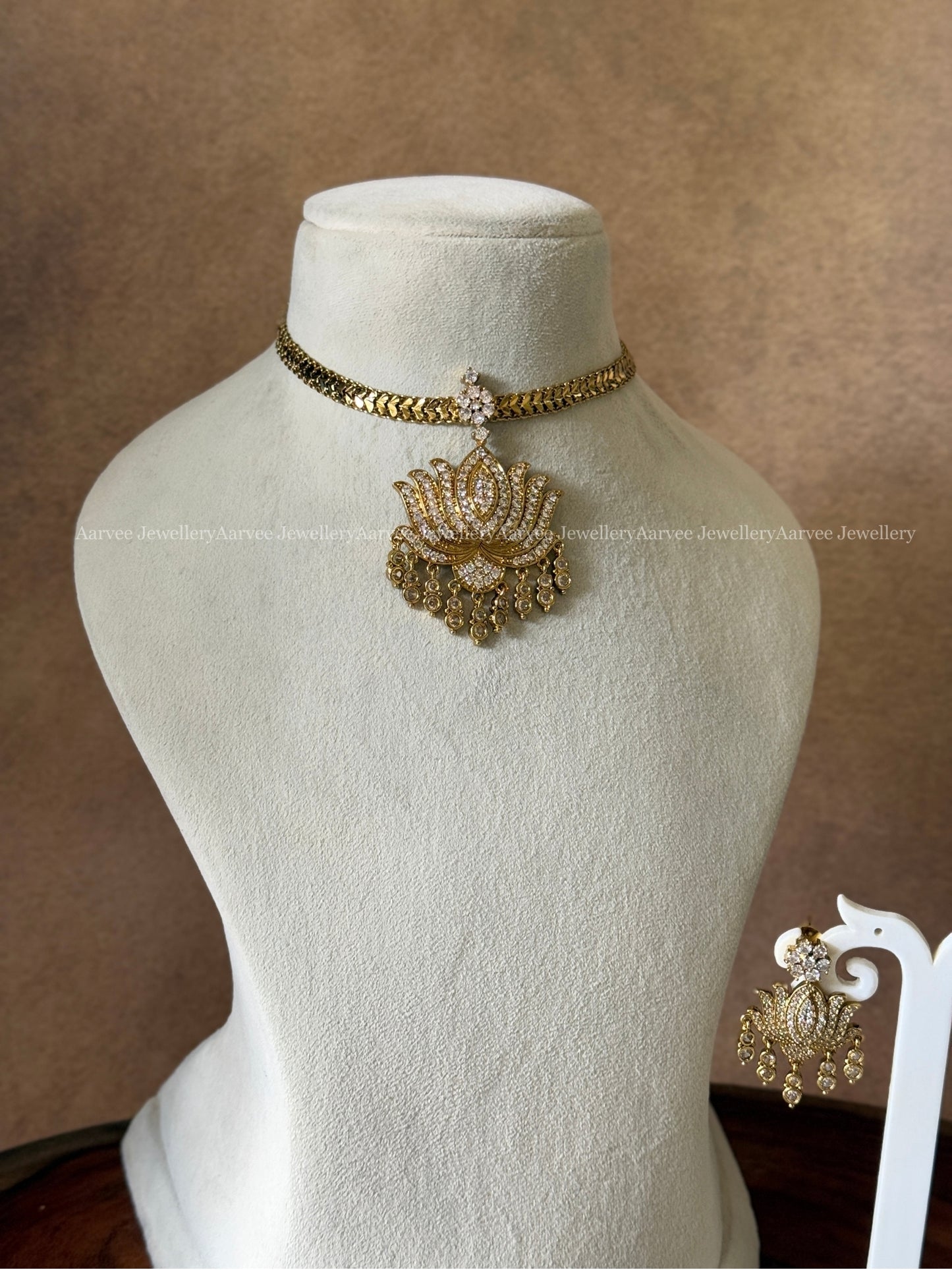 ANTIQUE GOLD CHAIN WITH WHITE STONES LOTUS PENDANT SET