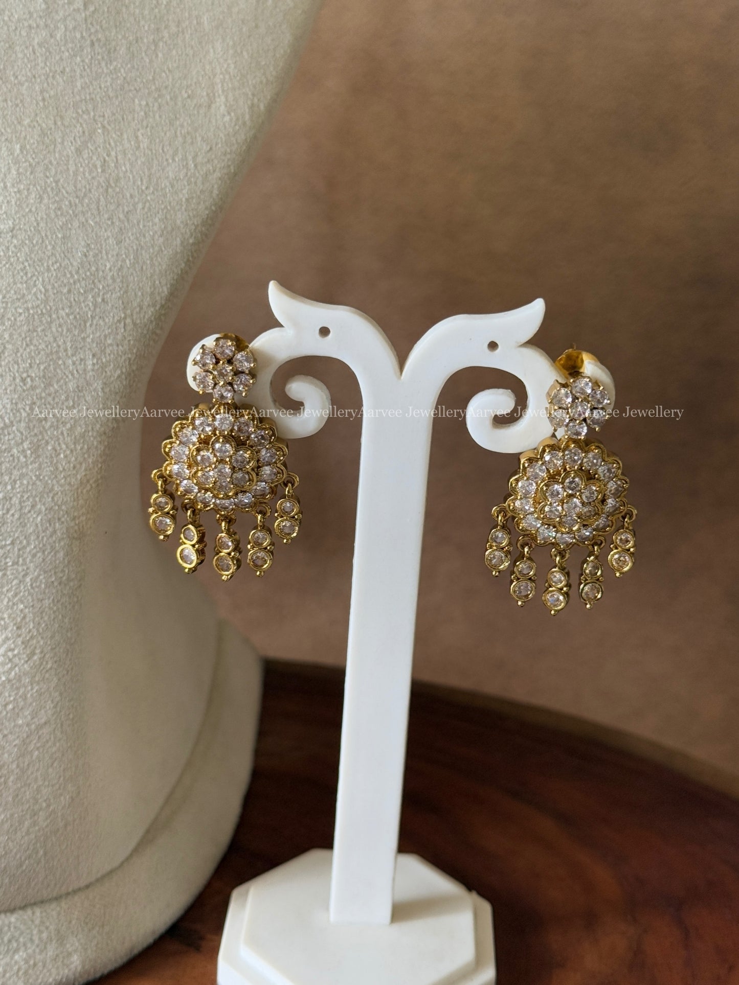 GOLD CHAIN NECKLACE SET WITH WHITE CZ STONES FLORAL PENDANT