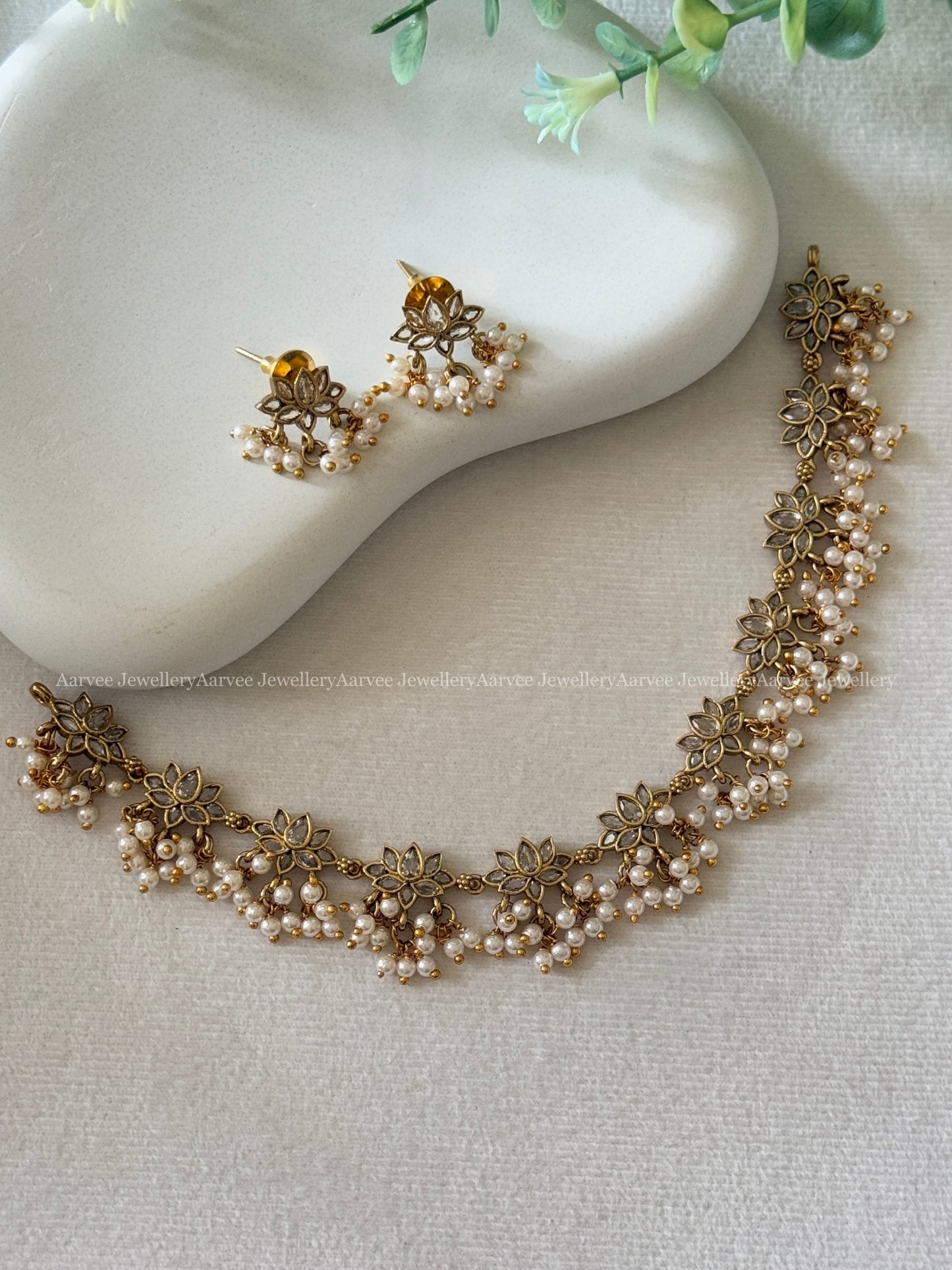 MINIMAL KEMP STONES LOTUS NECKLACE SET WITH PEARLS IN WHITE COLOR