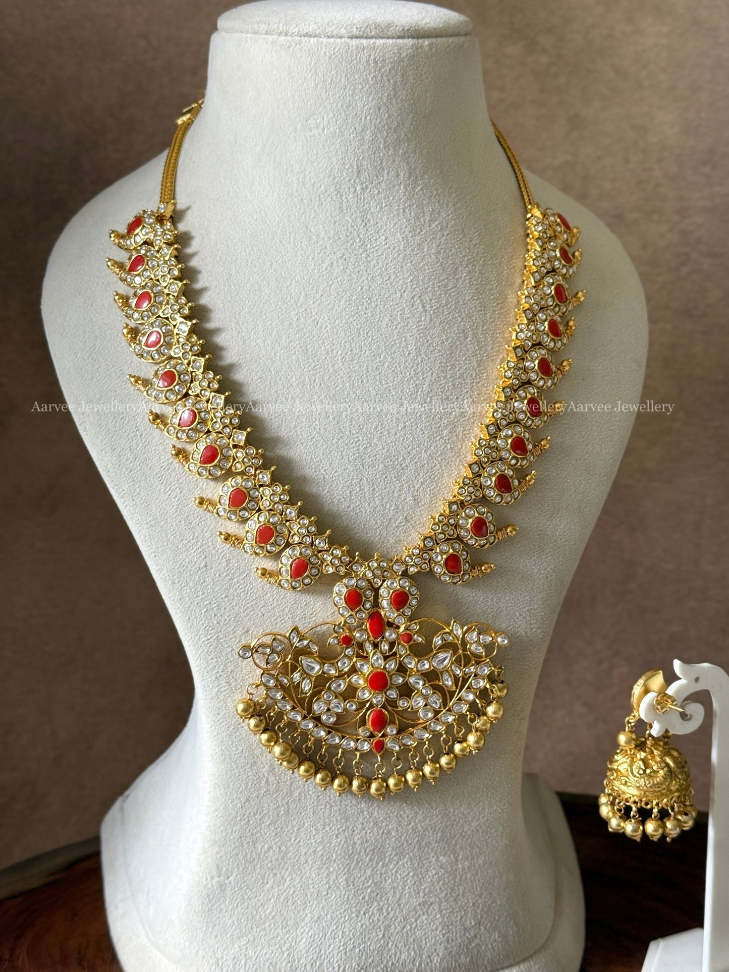 JADAU KUNDAN WHITE / CORAL STONE MANGO MOTIF NECKLACE SET WITH GOLD BEADS