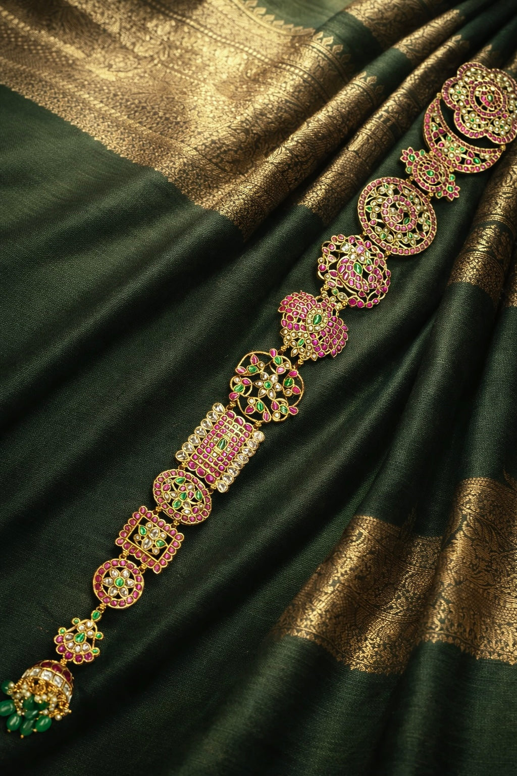 LUXURIOUS JADAU KUNDAN BRIDAL HAIR / JADA ACCESSORY WITH KUNDAN STONES AND GREEN BEAD DROPS