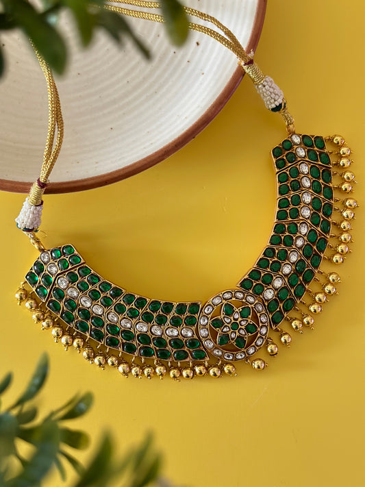 JADAU KUNDAN GREEN STONES BUTTA CHOKER WITH GOLD BEADS