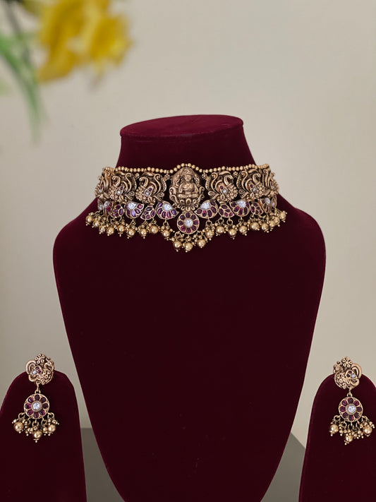 NAGAS BRIDAL CHOKER WITH GOLD BEADS.