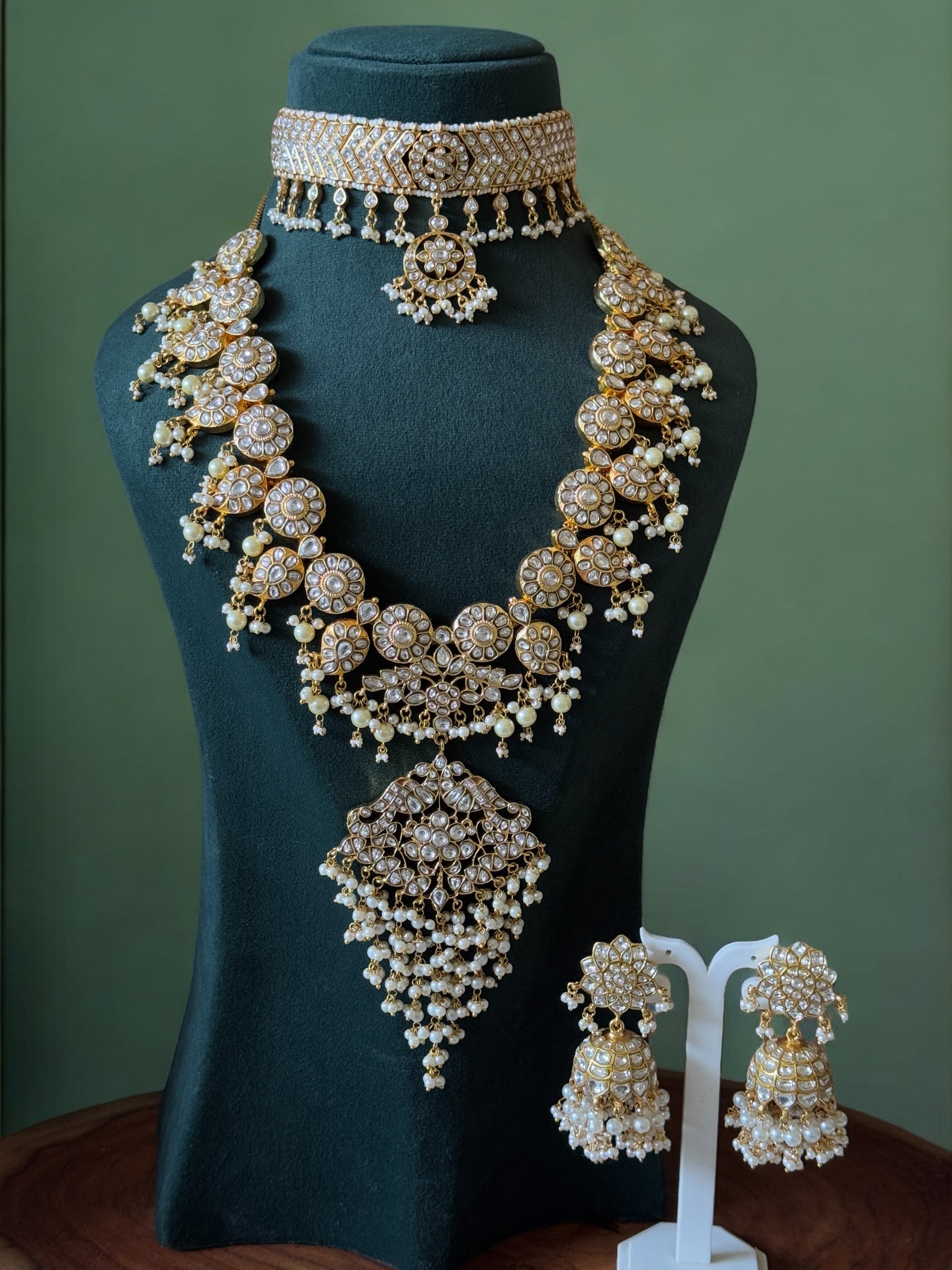 A LUXURIOUS WHITE COLOUR JADAU KUNDAN SEMI BRIDAL JEWELLERY SET
