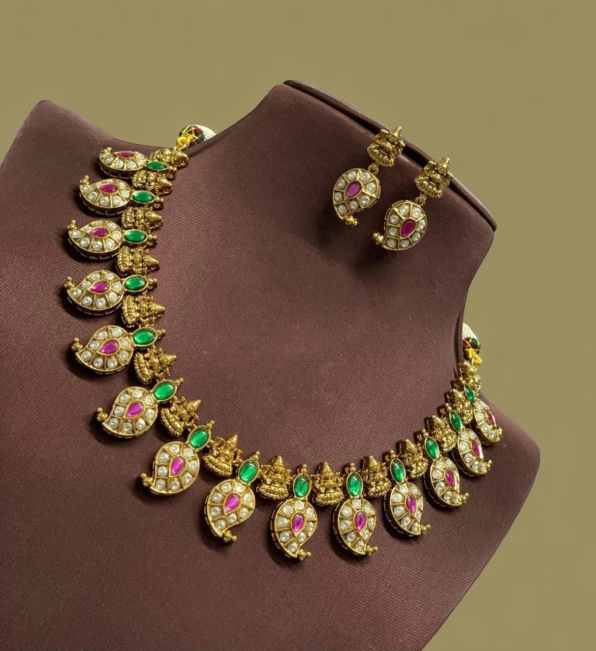 MANGO & LAKSHMI MOTIF NECKLACE SET IN WHITE / PINK KEMP STONES
