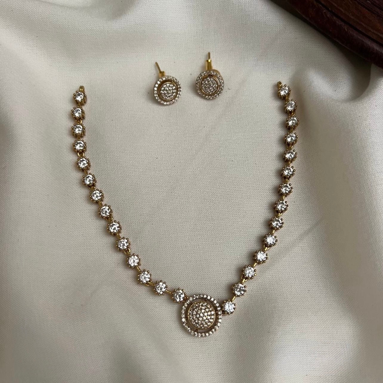 WHITE AD STONES MINIMAL NECKLACE SET